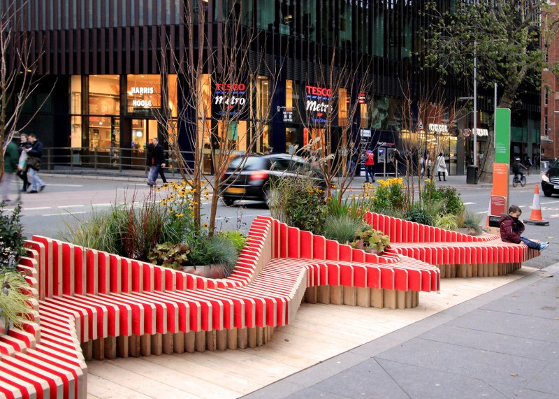 Parklet-Bench_WMBstudio_Tooley-Street_London-Bridge_Team-London-Bridge_Transport-for-London_dezeen_1568_2